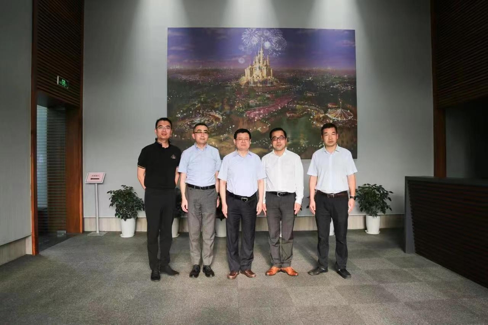 集團(tuán)總監(jiān)、迪士尼合作企業(yè)黨委書記兼副總經(jīng)理邱一川接待我校來(lái)訪人員