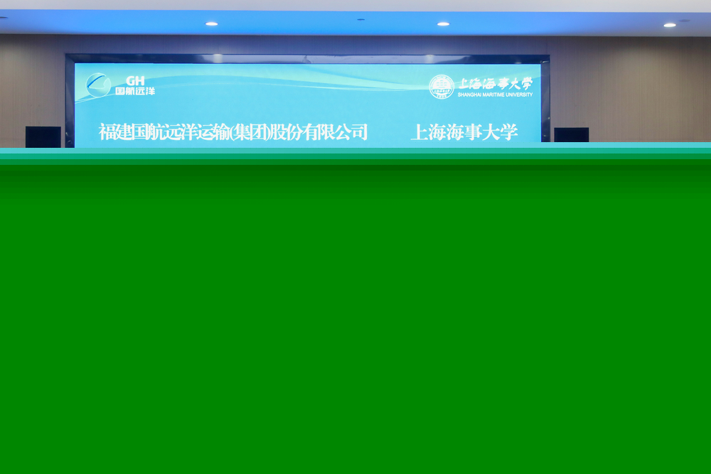 宋寶儒書記為王炎平董事長頒發(fā)捐贈證書
