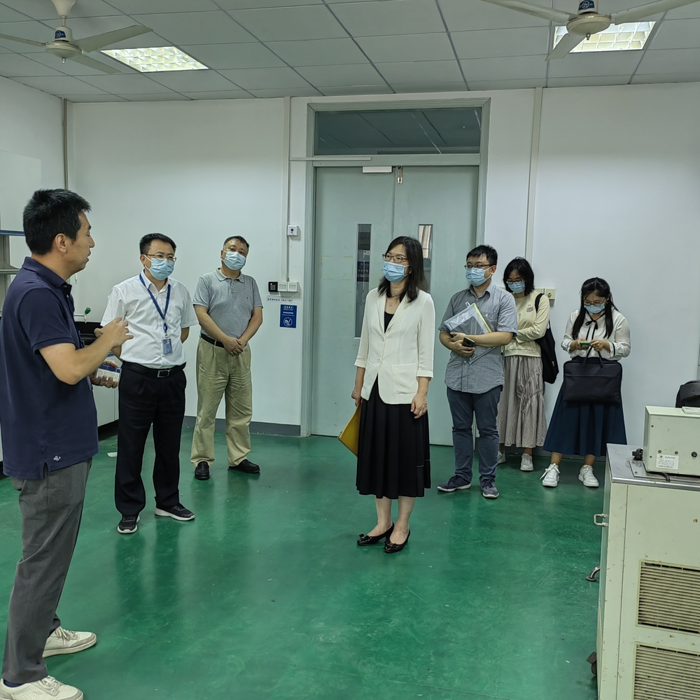參觀學校實驗室