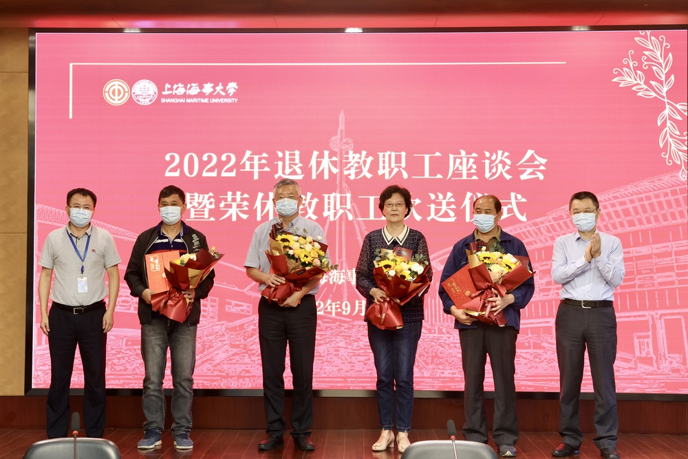 校領導為榮休教職工頒發榮休紀念證書