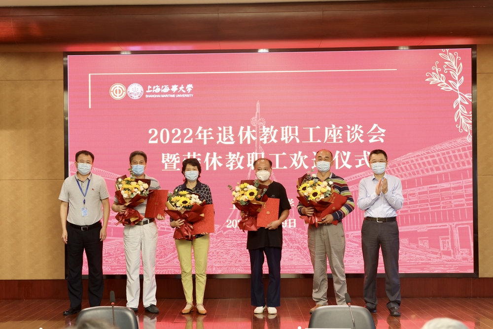 校領導為榮休教職工頒發榮休紀念證書