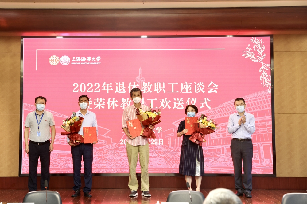 校領導為榮休教職工頒發榮休紀念證書