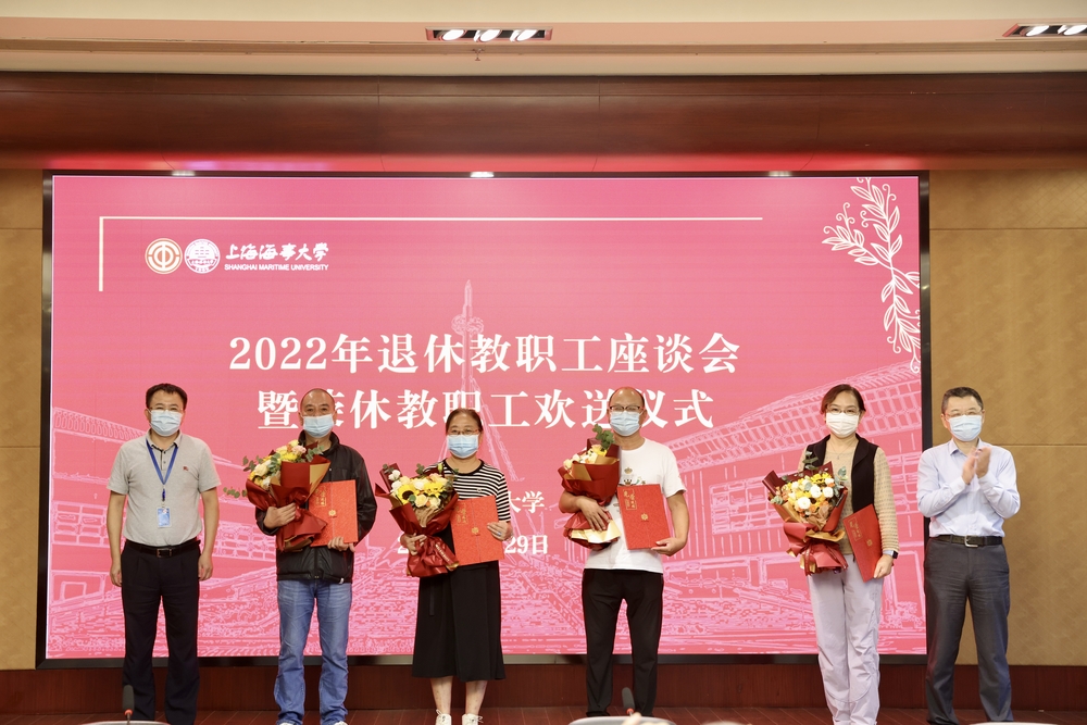 校領導為榮休教職工頒發榮休紀念證書
