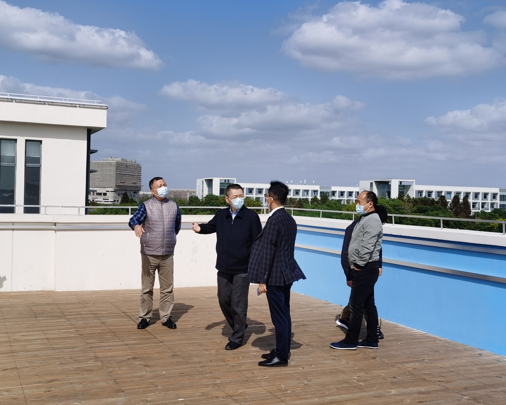 校領導檢查學生服務中心施工現場（室外）