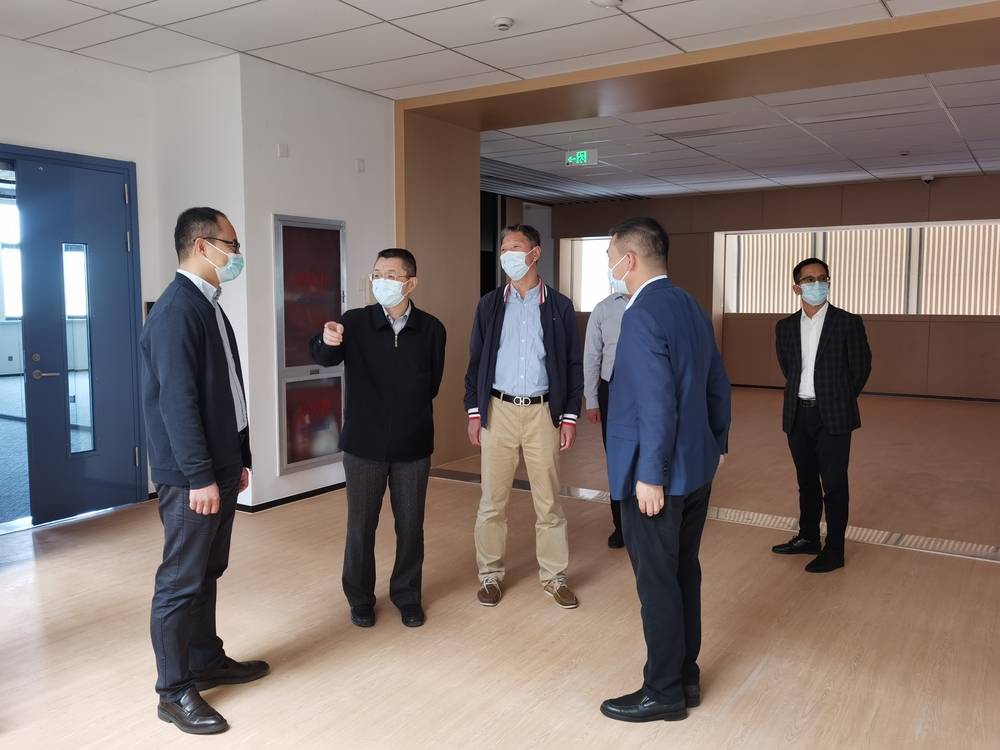 校領導檢查學生服務中心施工現場（室內）