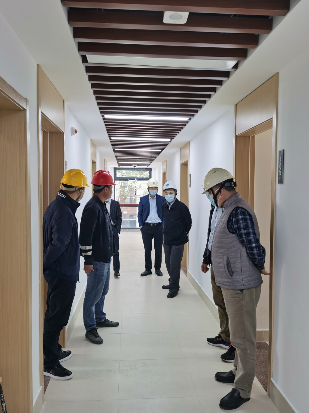 校領導檢查學生公寓施工現場（室內）