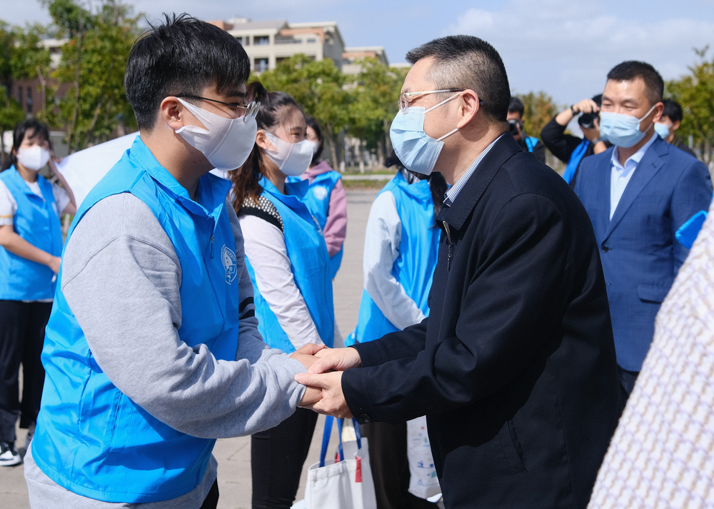 陸靖校長、李志鵬副校長為志愿者代表發放紀念品