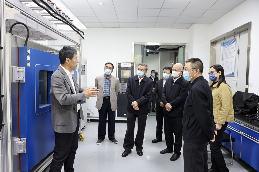 何建中、徐祖遠一行參觀學(xué)校上海市重型破冰船關(guān)鍵鋼材協(xié)同創(chuàng)新中心。