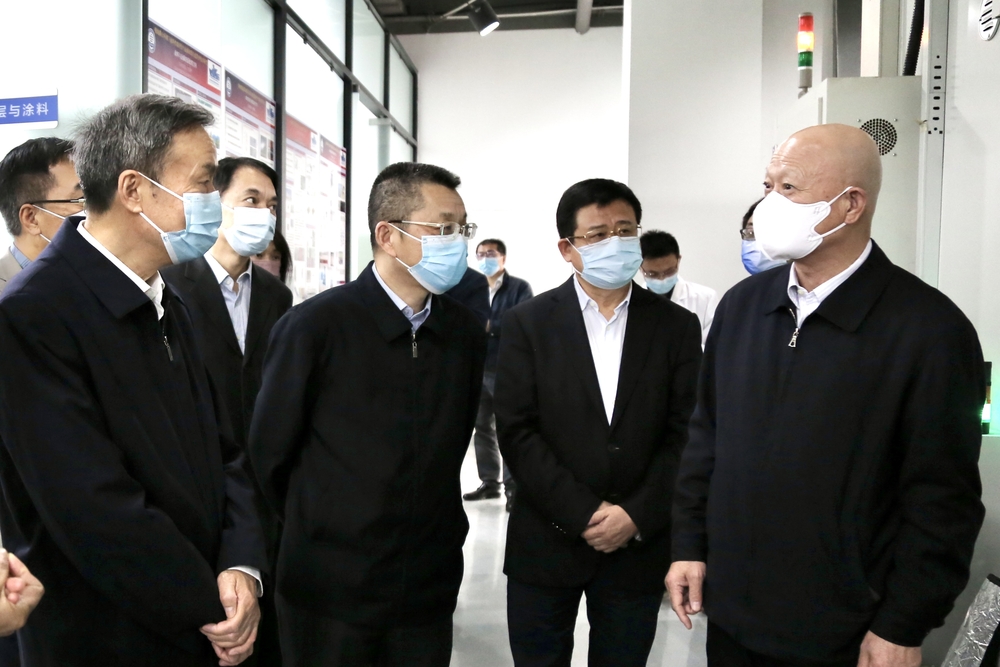 何建中、徐祖遠在參觀 時指導(dǎo)交流
