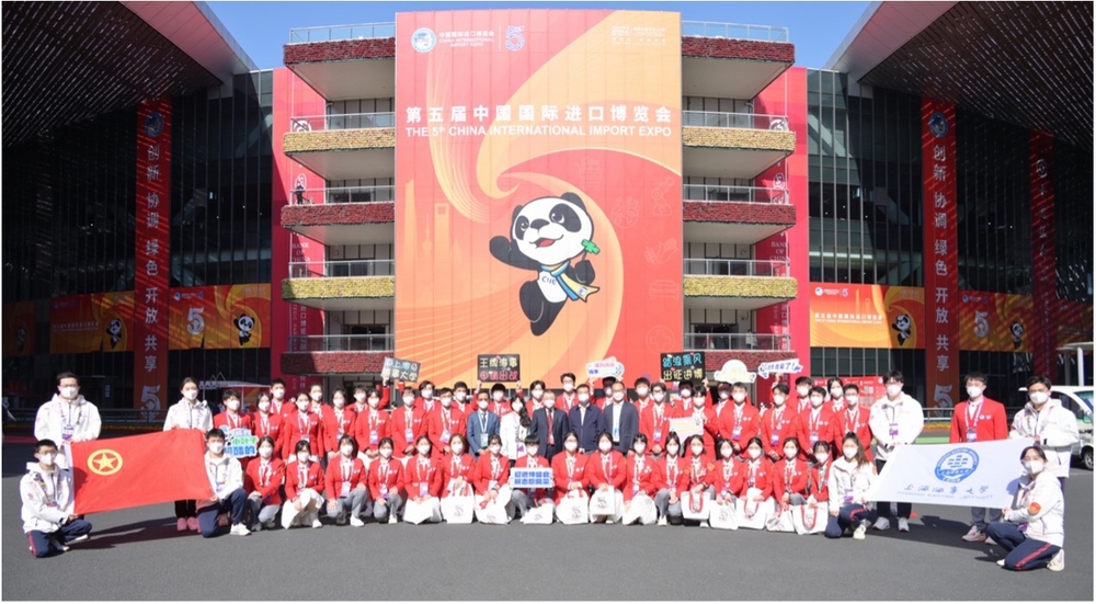 校領導與志愿者合影