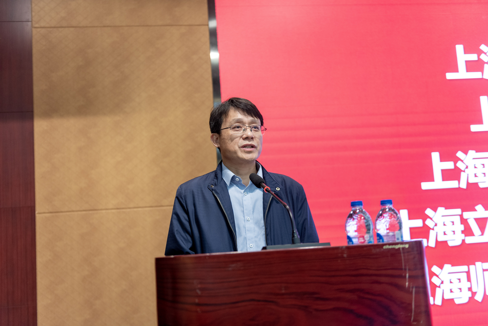 信息工程學(xué)院院長(zhǎng)周日貴教授主持頒獎(jiǎng)典禮