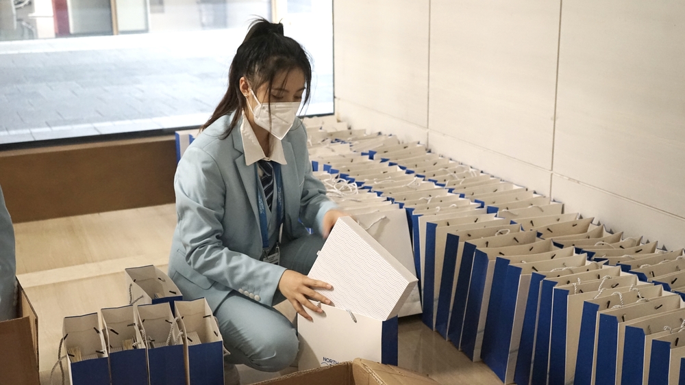 會(huì)場(chǎng)組志愿者裝點(diǎn)物料
