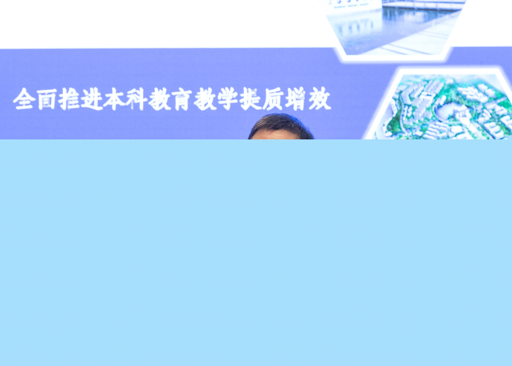 施欣副校長作本科教育工作報告