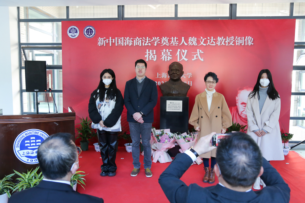  校友師生代表向魏文達教授銅像敬獻鮮花