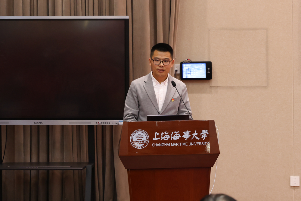 教職工兼職輔導員代表李強發言