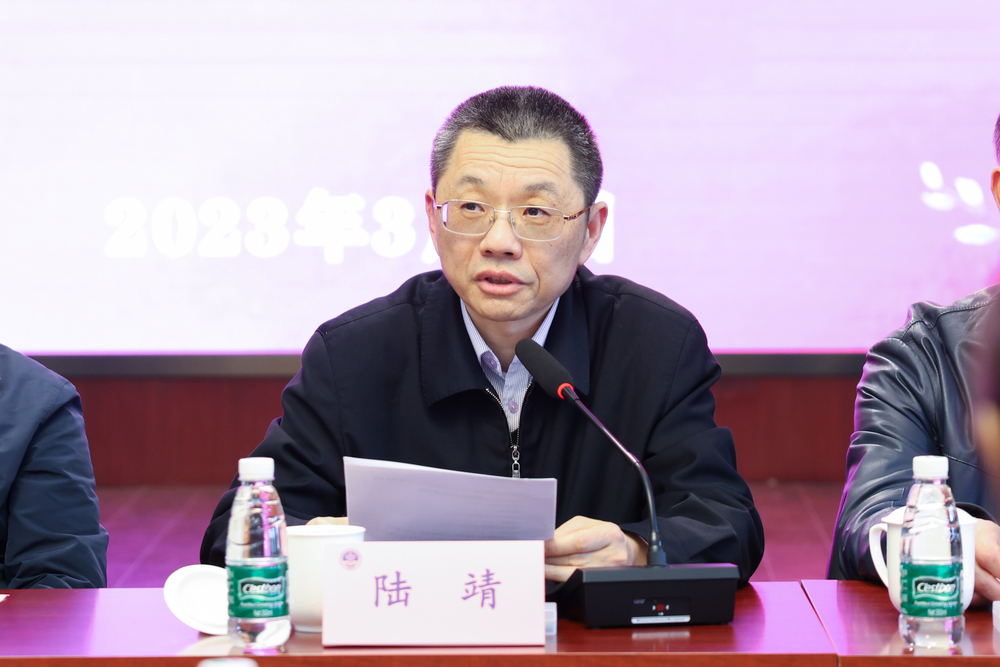 校長陸靖宣讀表彰名單