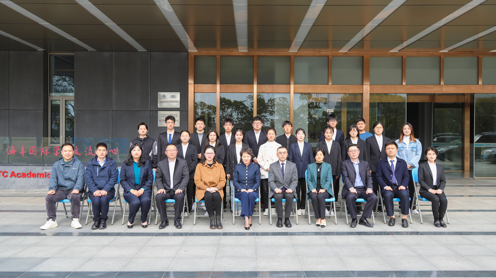 企業代表與首批盛倫物流助學金受獎學生合影