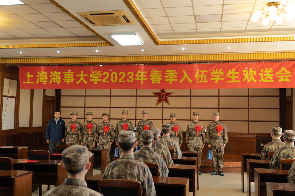 李志鵬為入伍學生佩戴大紅花并發放慰問品