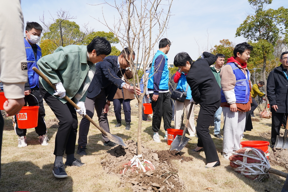校領導與師生共同植樹