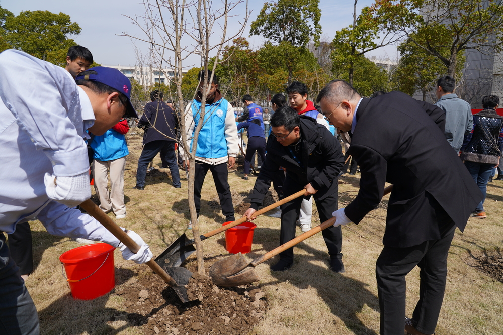 校領導與師生共同植樹