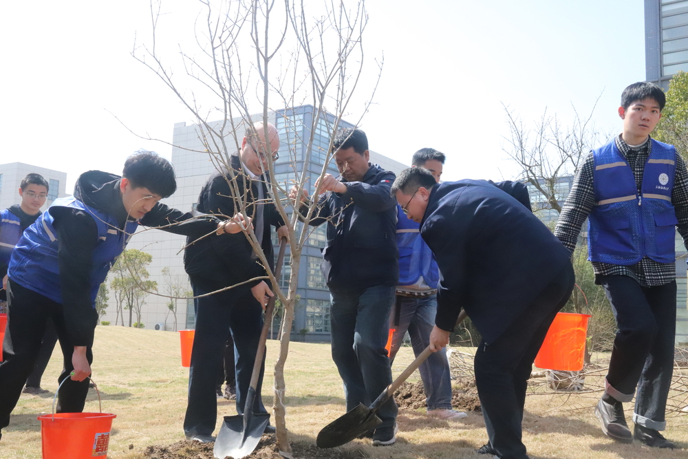 校領導與師生共同植樹