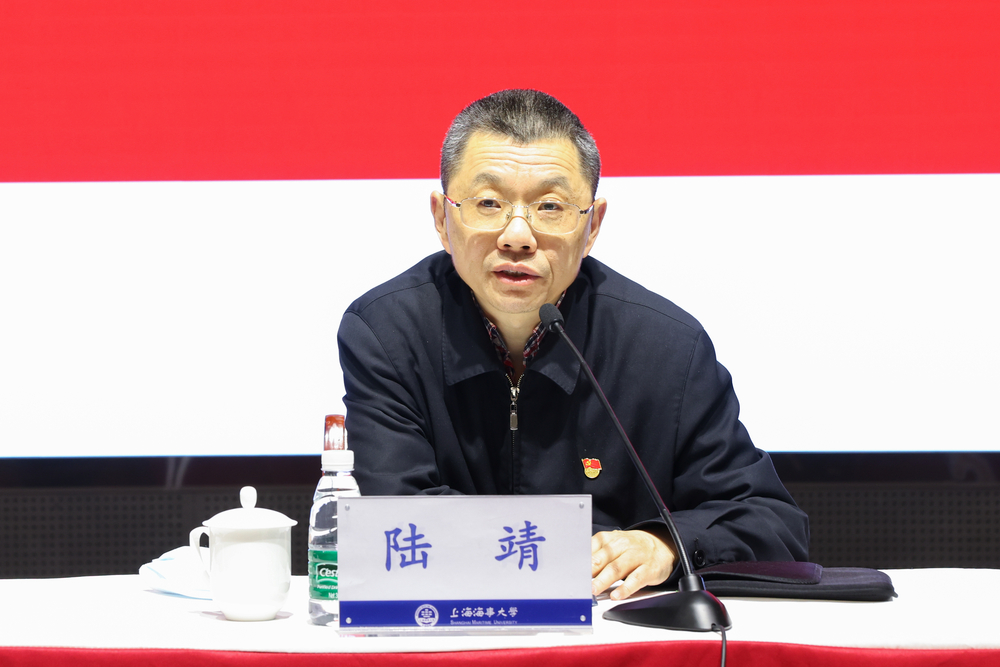 校長(zhǎng)陸靖主持會(huì)議