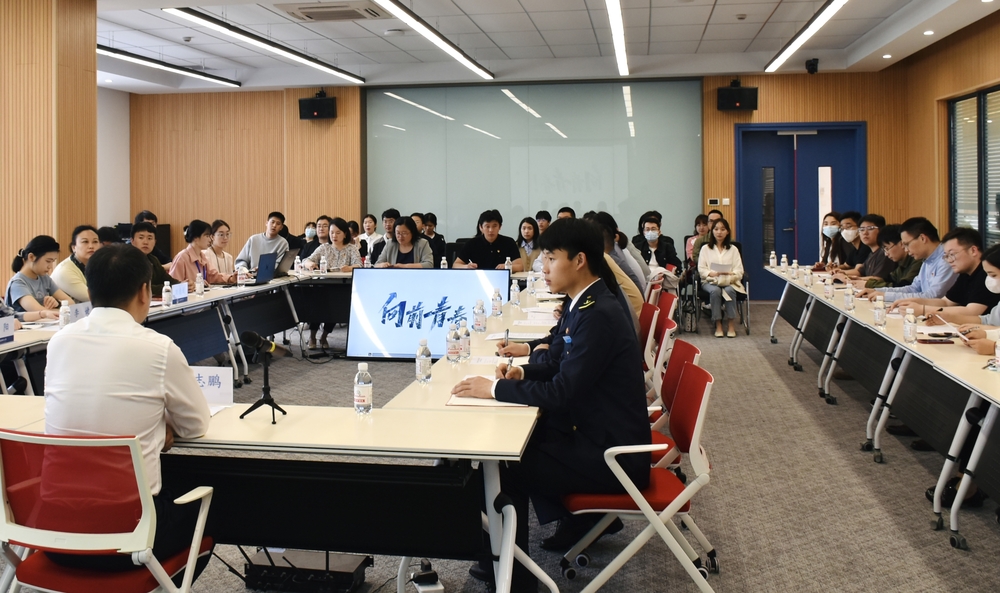 師生代表認真聆聽黨課