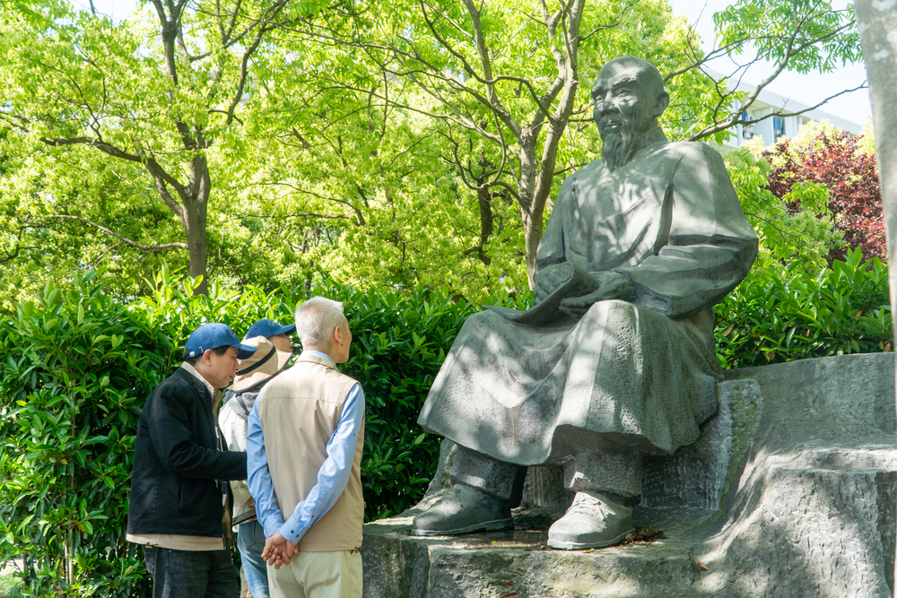 校友參觀唐文治雕像