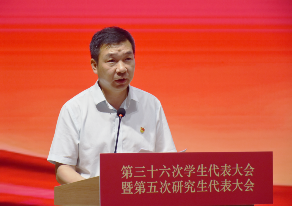 校黨委副書記、副校長李志鵬講話