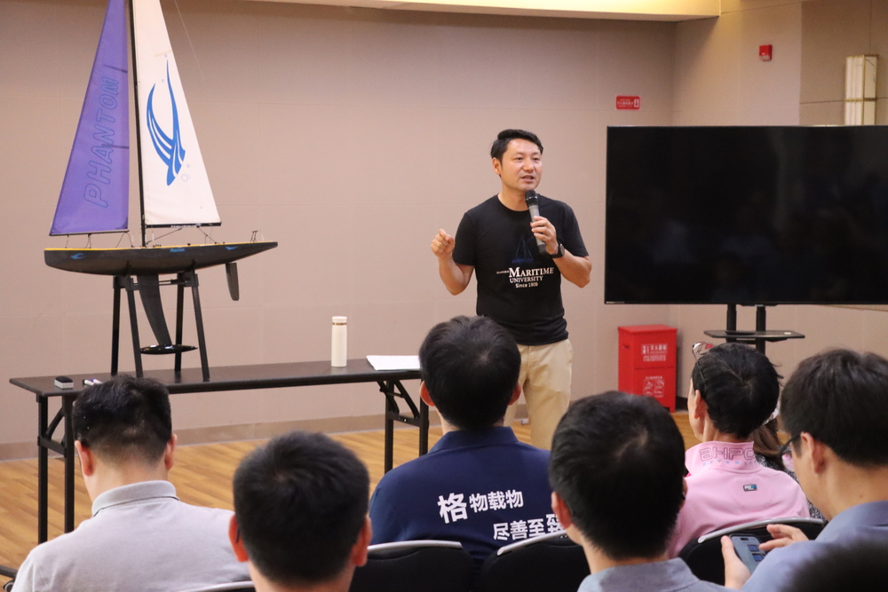 外國語學院兼職輔導員毛俊老師講解帆船知識