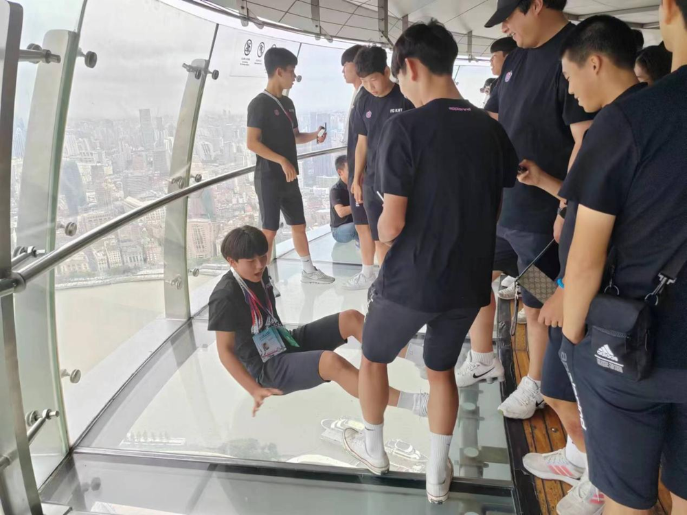 韓國一東隊(duì)員在東方明珠259米懸空觀光廊參觀