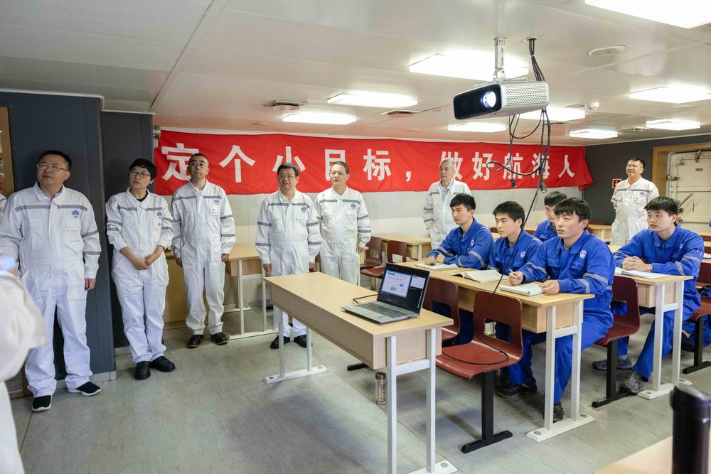 進教室了解學生上課情況