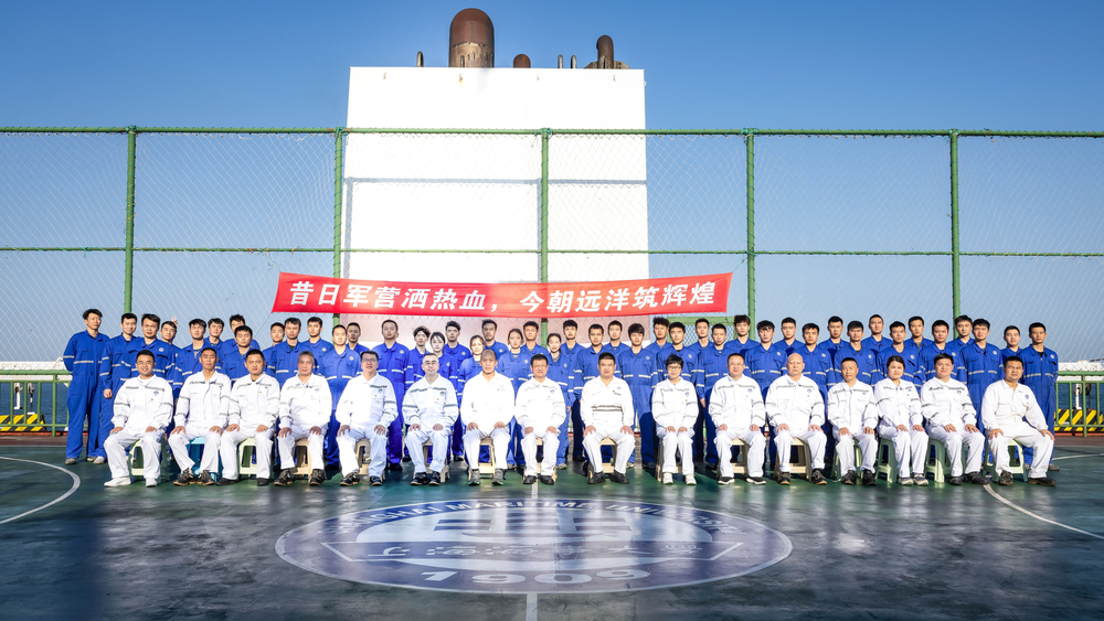 與育明輪師生合影