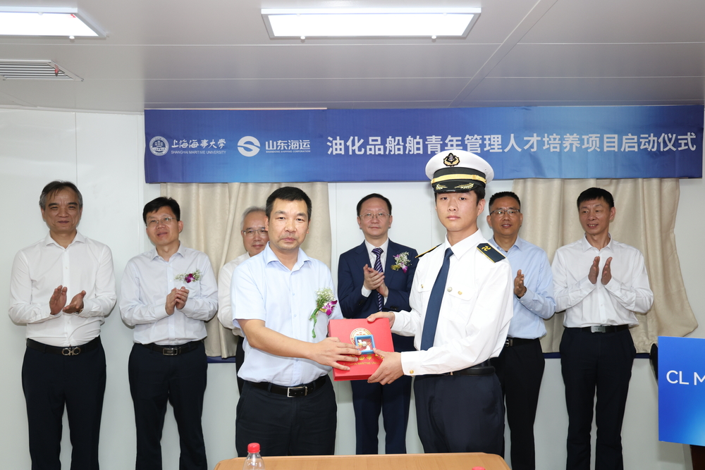 李志鵬副校長為學員代表佩戴?；? title=