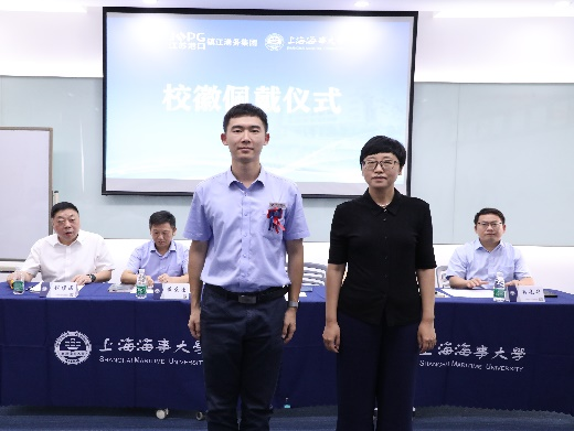 圖片4：賀莉書記為學員代表施展佩戴?；? title=