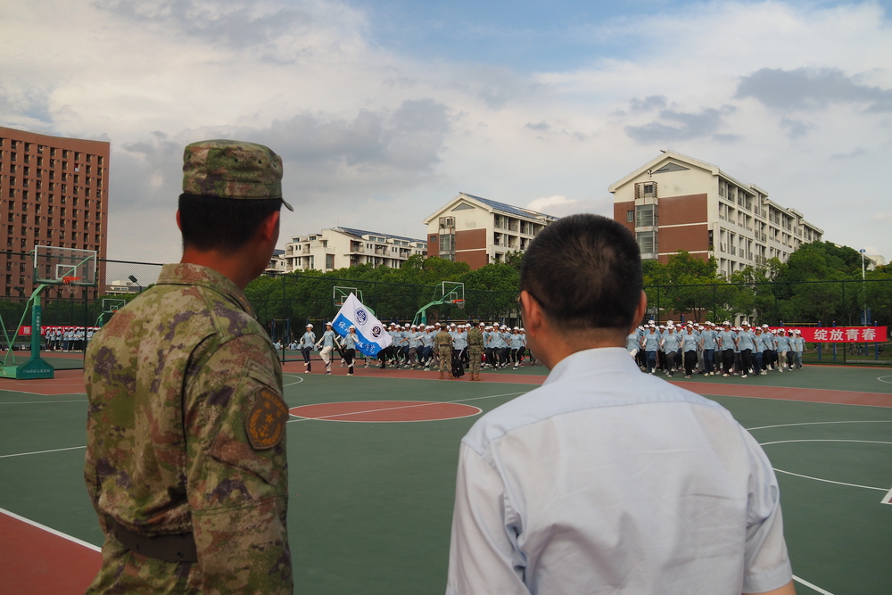 校長陸靖慰問軍訓教官和參訓學生現場