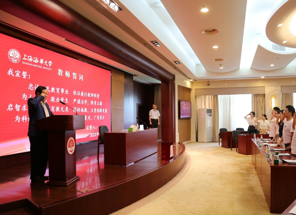 王學鋒教授帶領全體新進教師進行入職宣誓，陸靖校長監誓
