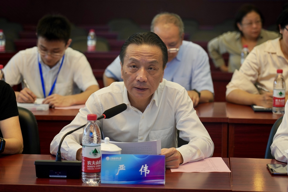 副校長(zhǎng)嚴(yán)偉在見(jiàn)面會(huì)上致辭