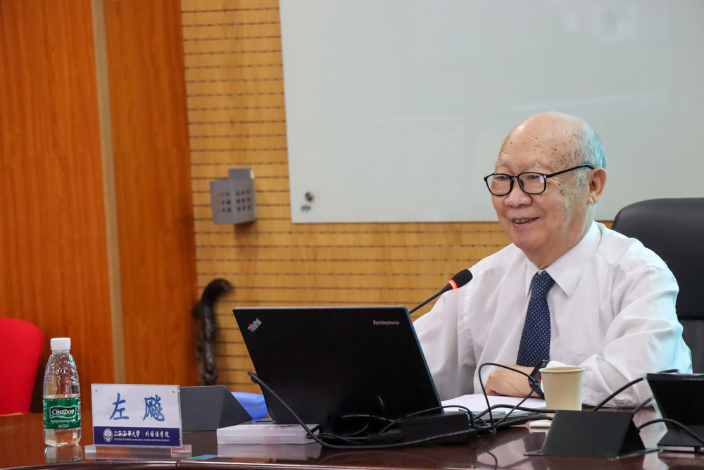 資深翻譯家左飚教授作大會主旨發言