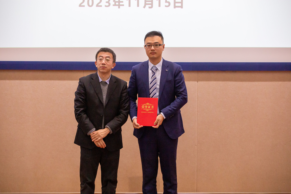 施欣副校長為龔家燁老師頒發特等獎證書
