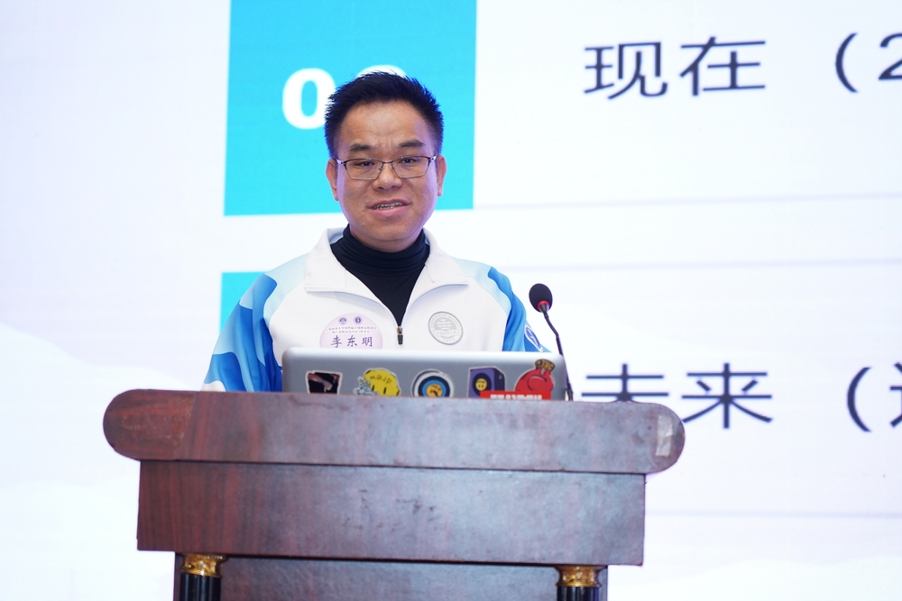 廣西校友會副會長李東明作廣西校友會工作報告