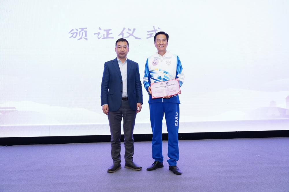 李志鵬為廣西校友會頒發(fā)鳴謝證書