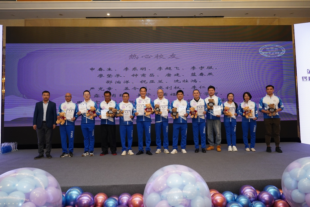 李志鵬為廣西校友會校友個人頒發(fā)鳴謝證書