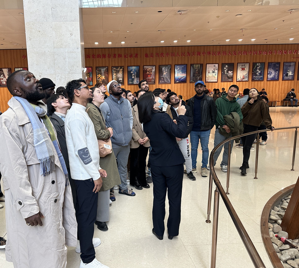 留學生在中國航海博物館展品前駐足欣賞