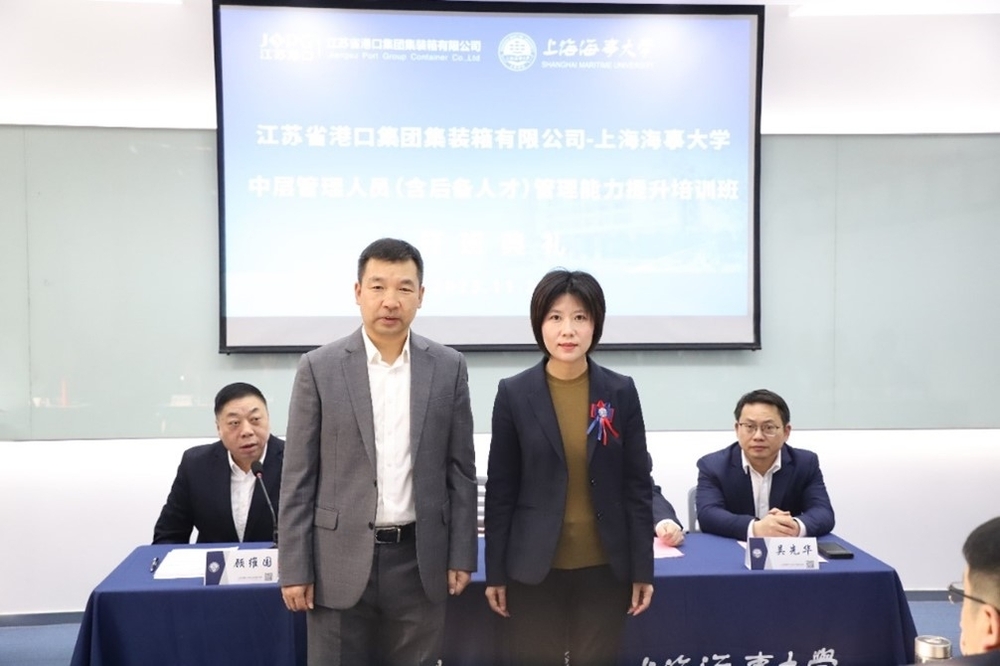 學校黨委副書記、副校長李志鵬為學員代表佩戴校徽