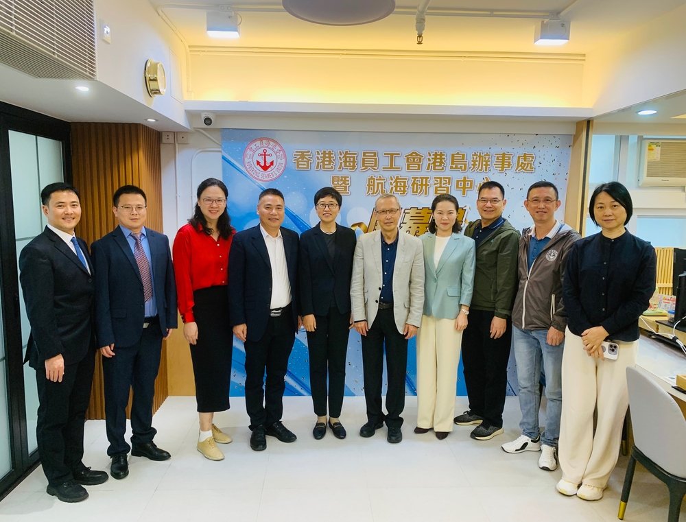 與香港海員工會(huì)主席張世添會(huì)見(jiàn)