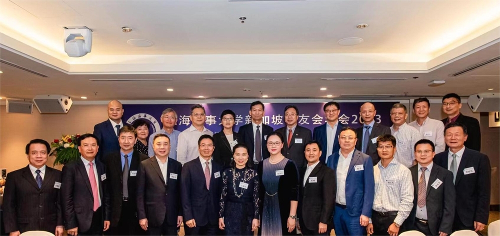 年會主禮嘉賓與新一屆理事會成員合影