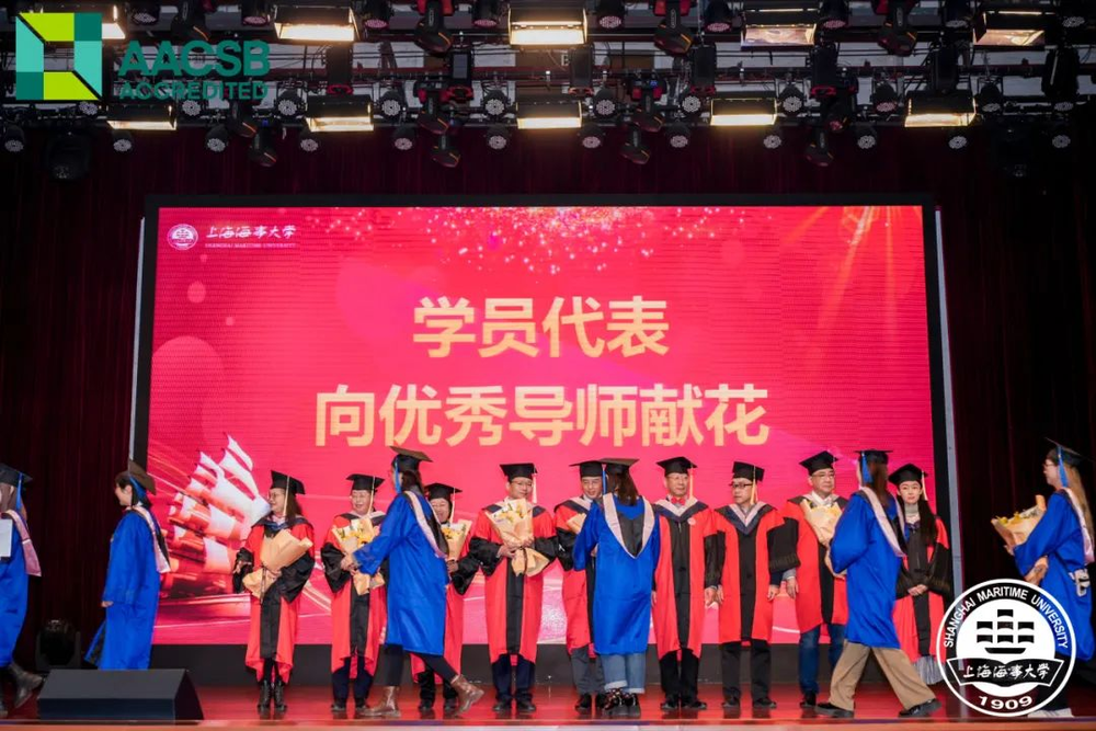 學員代表向優秀導師獻花