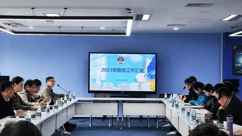 黃維忠作圖情工作匯報