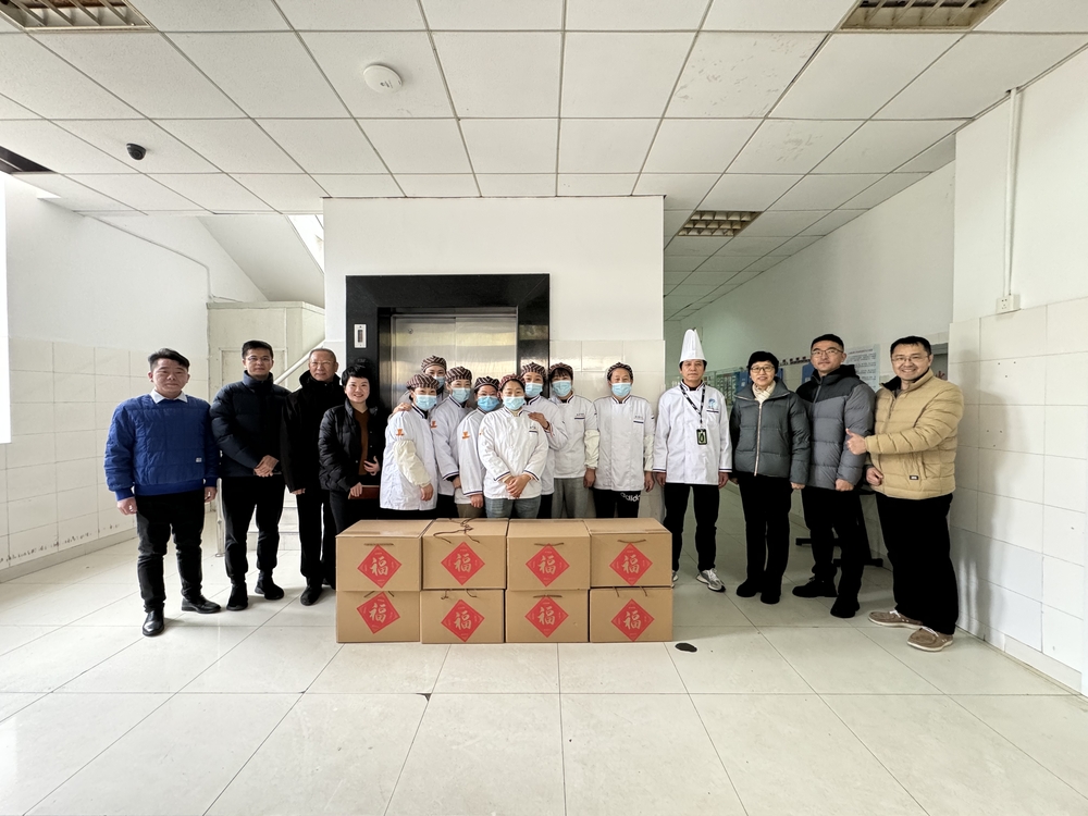 走訪慰問學校食堂